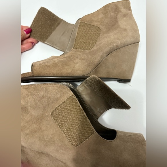 AEROSOLES Suede Sound Wave Comfort Heel Tan Wedge Heels Adjustable Velcro Strap - Picture 8 of 10